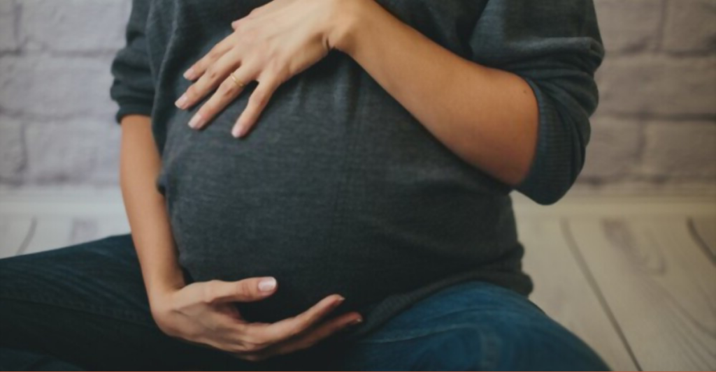 هل يحدث الحمل مع نزول الدورة الشهرية ؟