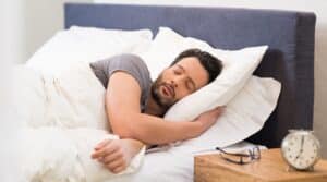 هل النوم يعتبر أحد طرق علاج الاكتئاب بدون دواء ؟