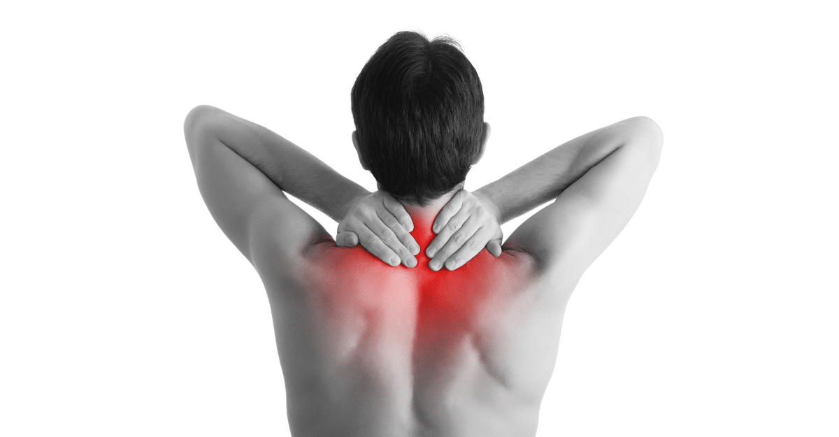 أسباب حدوث ألم أعلى الظهر بين الكتفين والصدر